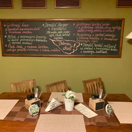 Restaurace A U Zamecku ゲストハウス Roztoky